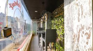 En balkon eller terrasse på The Kumar inn