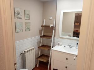 Et badeværelse på Apartamentos Sallent de Gállego 3000 + 36 billeder