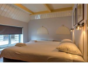 een slaapkamer met een groot bed met twee kussens bij Lovely Holiday Home in Texel near Sea in Oost