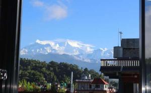 Pemandangan gunung umum atau pemandangan gunung yang diambil dari hotel