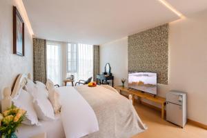 TV a/nebo společenská místnost v ubytování Blue Sea Hotel