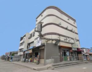 un edificio sul lato di una strada di Zia Suites a Bugo