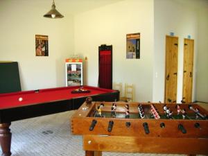 - un salon avec une table de billard rouge dans l'établissement Turimenha, à Marvão