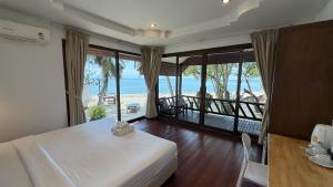 ein Schlafzimmer mit Bett und Meerblick in der Unterkunft Morning Star Resort in Baan Tai + 103 Fotos