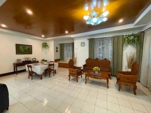 een woonkamer met een tafel en stoelen bij Palette Gems Hotel and Conference Center in Antipolo