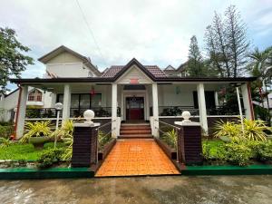 een huis met een loopbrug naar de voordeur bij Palette Gems Hotel and Conference Center in Antipolo