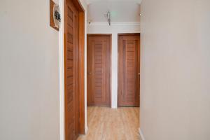 2 porte marroni in un corridoio con pavimenti in legno di Zia Suites a Bugo