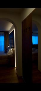 een donkere kamer met een bed en een raam bij Hotel Central in Ischgl