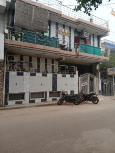 due motociclette parcheggiate davanti a un edificio di SUKH DHAM HOMeSTAy a Prayagraj