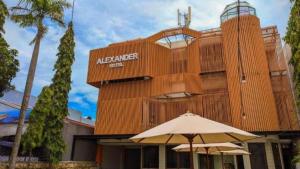 een gebouw met een paraplu ervoor bij Alexander Hotel Tegal in Tegal