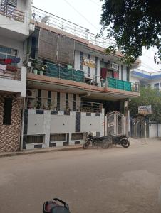una moto parcheggiata di fronte a un edificio di SUKH DHAM HOMeSTAy a Prayagraj