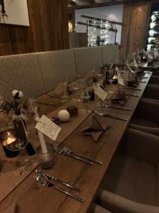 een lange tafel in een restaurant met glazen en servetten bij Hotel Central in Ischgl +12 foto's