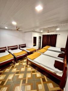 Zimmer mit 4 Betten in der Unterkunft Siddhi Farm Kolad in Kolad