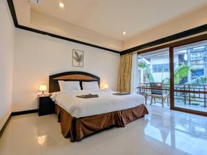 En eller flere senge i et værelse på Summer Inn