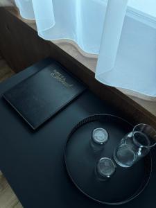 een zwarte tafel met twee glazen en een doos bij Hotel Central in Ischgl