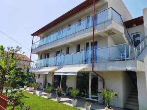 un condominio con balcone e piante di Casa BEYAZ a Mangalia