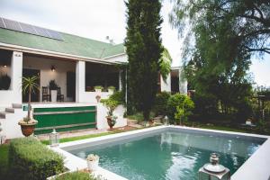 een zwembad voor een huis bij Croxley Farm in Robertson