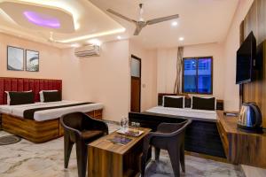 Et tv og/eller underholdning på Townhouse Mandarmani Beach Formerly Tropicana Beach Resort + 33 billeder