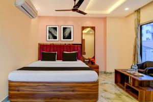 En eller flere senge i et værelse på Townhouse Mandarmani Beach Formerly Tropicana Beach Resort