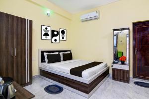 En eller flere senge i et værelse på Townhouse Mandarmani Beach Formerly Tropicana Beach Resort