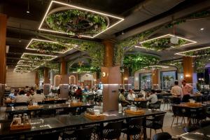 een restaurant met mensen aan tafel bij Hotel Highway Prince Behror in Behror