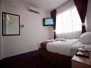 TV a/nebo společenská místnost v ubytování Meriton Hotel