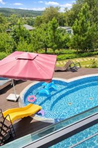 Bazén v ubytování The Honey House Sóc Sơn nebo v jeho okolí + 64 fotografií