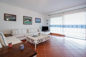 een woonkamer met een bank en een tafel bij Appartamento Baia Caddinas fronte mare in Golfo Aranci