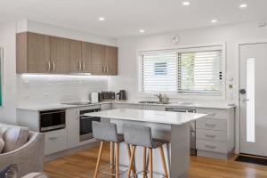 Køkken eller tekøkken på Elements of Hyams - perfect Hyams Beach getaway + 22 billeder