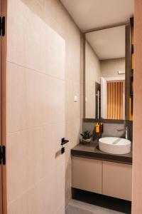 een badkamer met een wastafel en een spiegel bij Hotel Nordik in Motički Gaj
