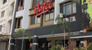 新山Clover Hotel的一家前面有招牌的酒店