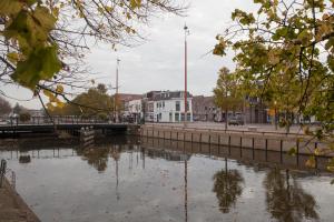 un puente sobre un río en una ciudad en Stadslogement Kingsize en Sneek