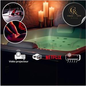 une baignoire verte dans une pièce avec deux bougies et une photo dans l'établissement Suite craz'in Love Room, jacuzzi, cinéma, Camargue, à Beaucaire