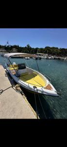 Phong cảnh thiên nhiên gần thuyền