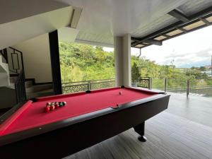 einen roten Billardtisch in einem Zimmer mit Aussicht in der Unterkunft Anemos Resort By Tamastu in Pasirpogor + 18 Fotos