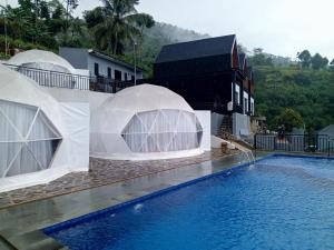 ein Resort mit zwei Kuppeln über einem Swimmingpool in der Unterkunft Anemos Resort By Tamastu in Pasirpogor