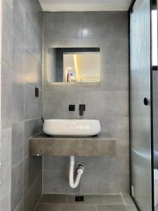 Et badeværelse på Chenyuan Inn Near the Forbidden City Metro Convenient to go to the Great Wall + 127 billeder