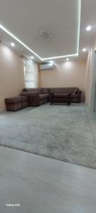 een woonkamer met 2 banken en een bank bij Апартаменты in Tasjkent