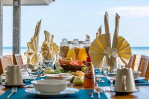 een tafel met een blauwe tafeldoek met voedsel erop bij La Lagune in Laem Set Beach