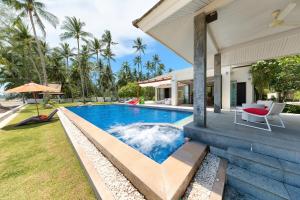 een afbeelding van een zwembad in de achtertuin van een huis bij La Lagune in Laem Set Beach