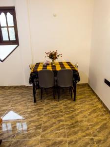 una sala da pranzo con tavolo e sedie di Lagoonlike Hiriketiya a Dikwella Altre 42 foto