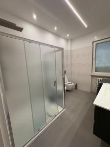een badkamer met een glazen douche en een toilet bij B&B Relais in Francavilla al Mare