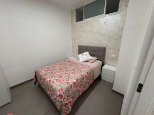 een kleine slaapkamer met een bed met een roze deken bij B&B Relais in Francavilla al Mare