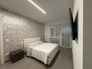 een slaapkamer met een bed en een flatscreen-tv bij B&B Relais in Francavilla al Mare