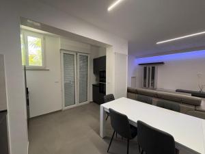 een woonkamer met een witte tafel en stoelen bij B&B Relais in Francavilla al Mare +14 foto's