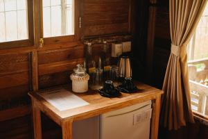 eine Küche mit Arbeitsfläche, Kühlschrank und Fenster in der Unterkunft Nauna Villa Bali in Ubud