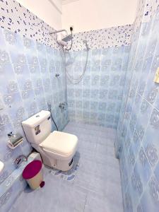 un bagno con wc e doccia di Lagoonlike Hiriketiya a Dikwella