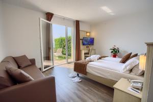 TV a/nebo společenská místnost v ubytování Hotel Le Balze - Aktiv & Wellness