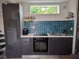 Kuchyň nebo kuchyňský kout v ubytování Studio neuf indépendant