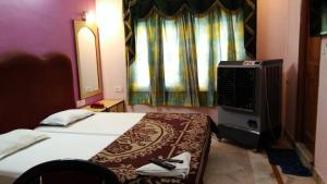 Postel nebo postele na pokoji v ubytování Hotel Mayur